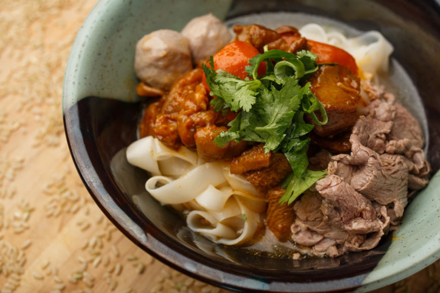 Sliced tenderloin, beef ball, beef stew (beef shank, tripe, tendon, carrot), large rice
						noodle